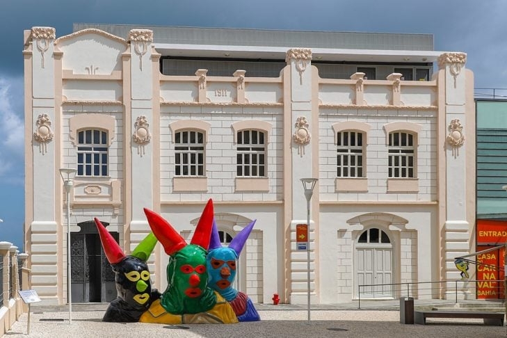 É no Pelourinho, inclusive,  que fica a Casa do Carnaval, um museu que conta a história do Carnaval de Salvador, um dos mais animados e folclóricos do Brasil. Reprodução: Flipar