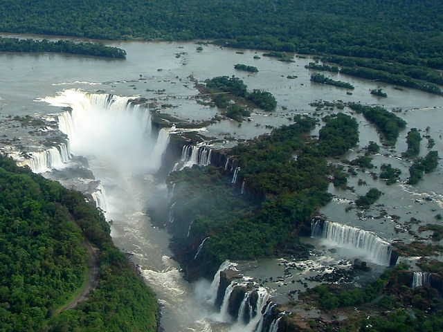 A Garganta do Diabo, uma queda em forma de U, tem 82 metros de altura e é a catarata mais impressionante. Ela marca a fronteira entre Brasil e Argentina. Reprodução: Flipar