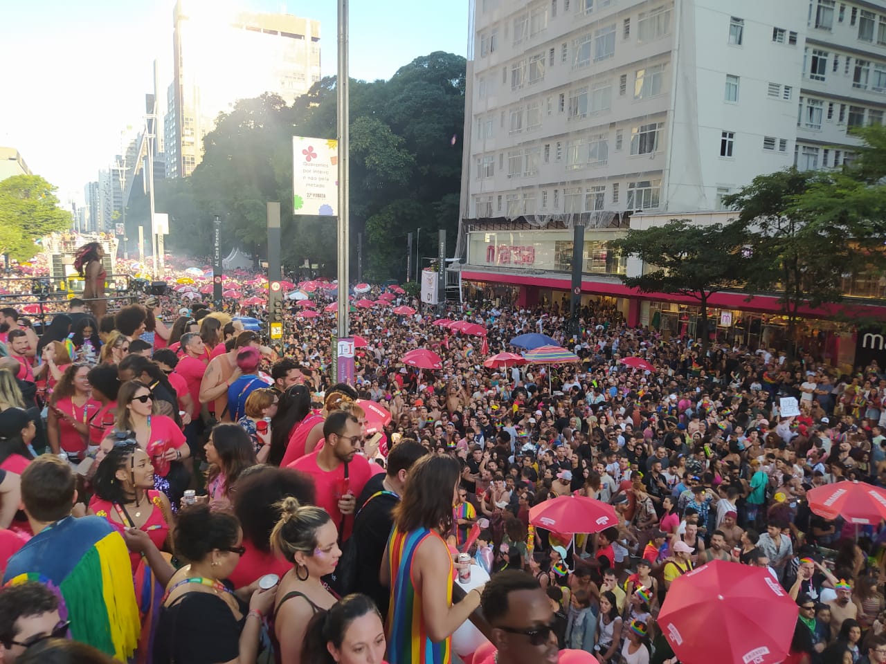 Multidão acompanha o cortejo dos trios na Avenida Paulista