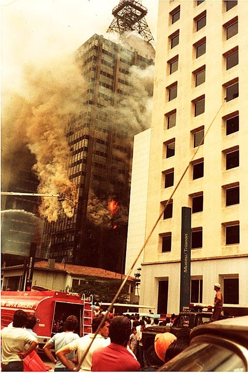 Em 14/2/1981, o Edifício Grande Avenida, em São Paulo, teve 14 dos 19 andares destruídos pelas chamas. O fogo foi causado pela sobrecarga elétrica no prédio. 17 pessoas morreram e 100 ficaram feridas.  Reprodução: Flipar