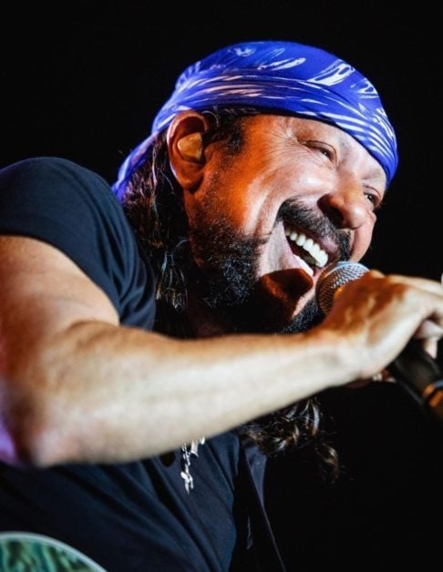 Bell Marques - O ex-vocalista do Chiclete com Banana é um dos principais nomes da música baiana. Seu trio, o Camaleão, é sempre um dos mais animados do carnaval, e conta com um repertório eclético que agrada a todos os públicos. Reprodução: Flipar