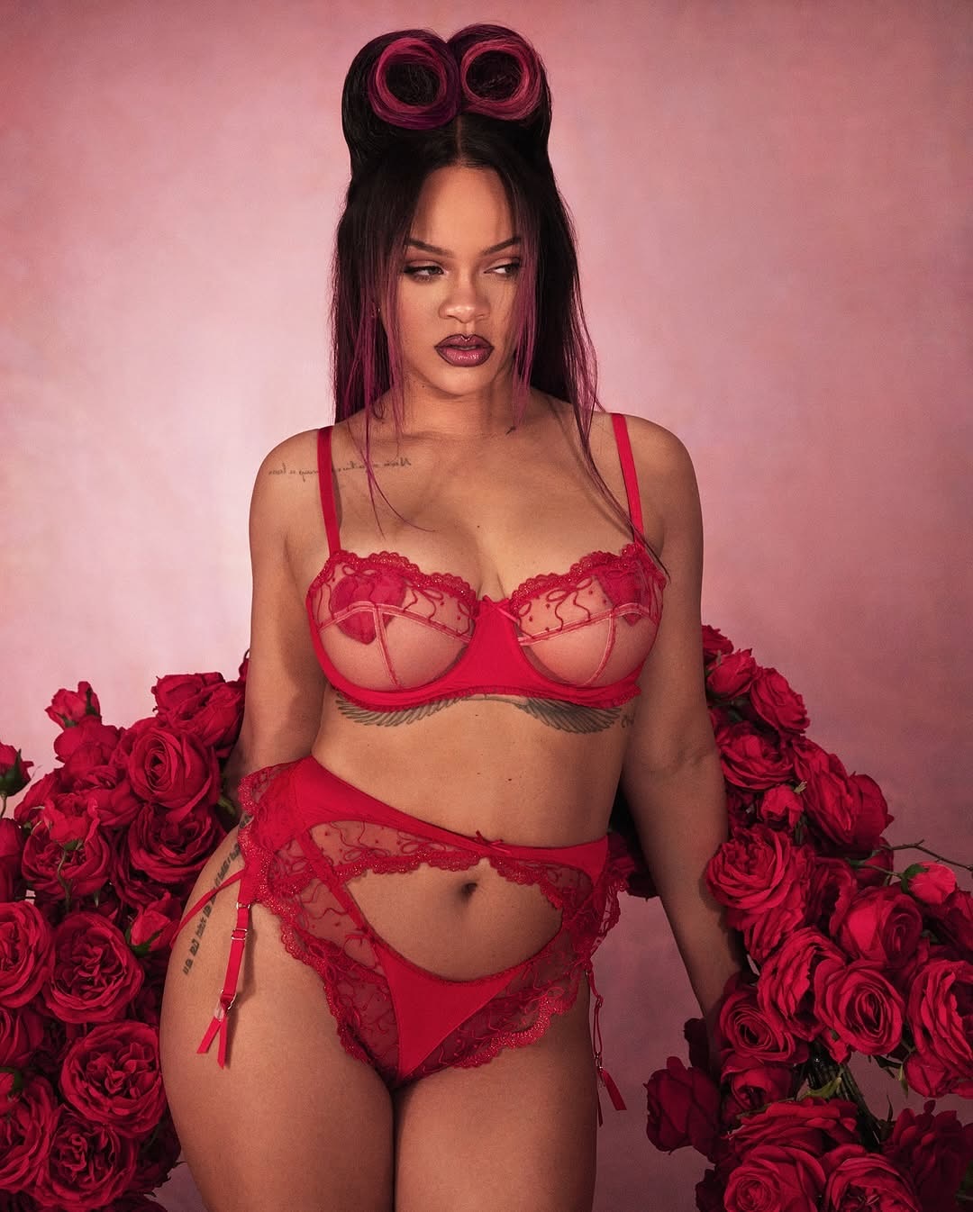 Rihanna posa com lingerie vermelha transparente Instagram