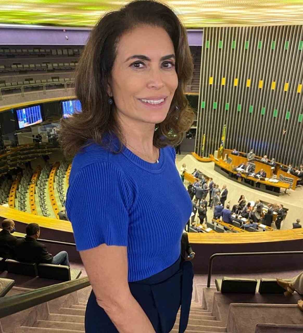 Um ano depois, em 2013, ela deu mais um grande passo na carreira, já que se tornou uma das apresentadoras do Bom Dia Brasil, um dos programas de maior prestígio da grade de Rede Globo.