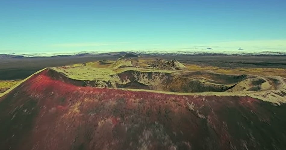 Nome do vulcão: Thrihnukagigur, na Islândia - Esse vulcão está adormecido há mais de quatro mil anos e por isso ele pode ser visitado por dentro pelos turistas. Em uma das crateras do Thrihnukagigur os visitantes descem em um guindaste que acaba funcionando como um elevador.  Reprodução: Flipar