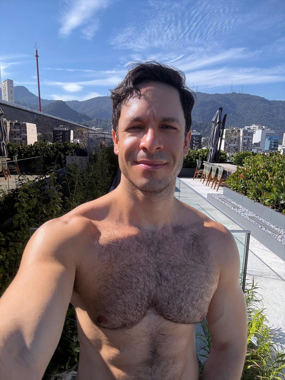 Rainer Cadete posa sem roupas e fãs reagem: "Gostoso". Foto: Instagram