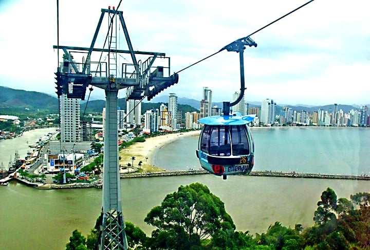 Balneário Camboriú tem ainda um teleférico e uma roda gigante que atraem pessoas de todas as idades. Reprodução: Flipar