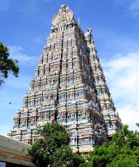 O Templo Meenakshi Amman, em Madurai, é um exemplo da arquitetura dravidiana, caracterizada por gopurams (torres ornamentadas) intricadamente esculpidas e grandes complexos de templos.  Reprodução: Flipar