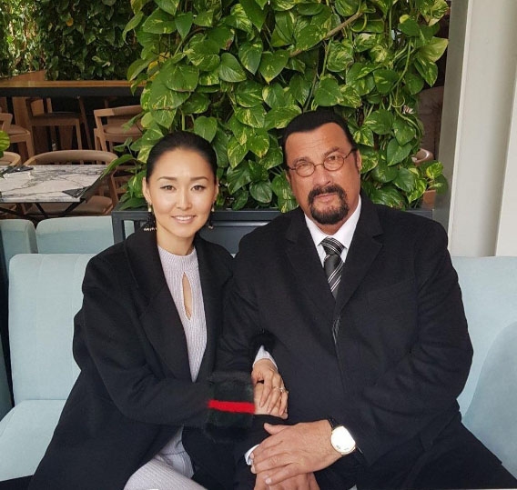 Steven só voltaria a se casar em 2009. E está até hoje com a mulher, a dançarina Erdenetuya Seagal. 