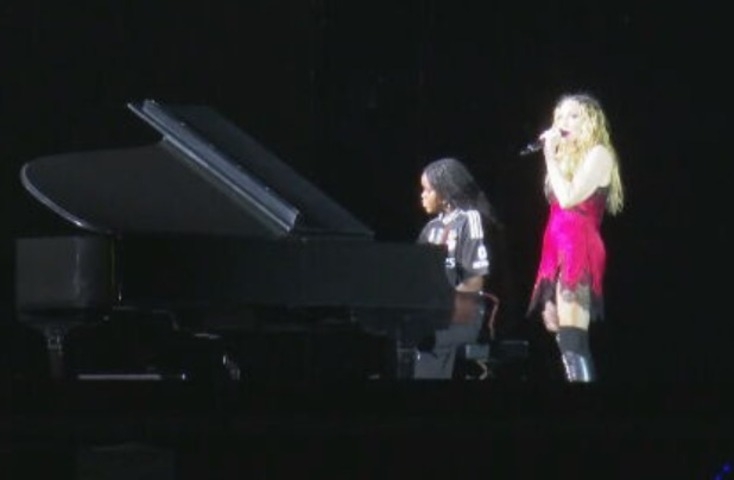 Entre os flagras, há também um momento em que é possível ver uma das filhas de Madonna tocando piano, indicando que ela deve participar do show. Reprodução: Flipar
