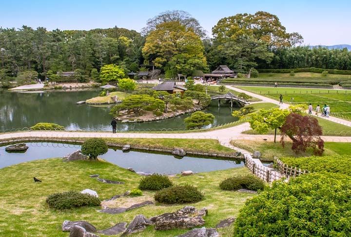 O Parque Korakuen, na cidade de Okayma no Japão, foi construído no século 17 sobre uma pequena ilha no rio Asahi, a pedido do senhor feudal Tsuda Nagatada. Aliás, o espaço é visto como um dos mais deslumbrantes do país até pelas mudanças drásticas que ocorrem na paisagem.  Reprodução: Flipar