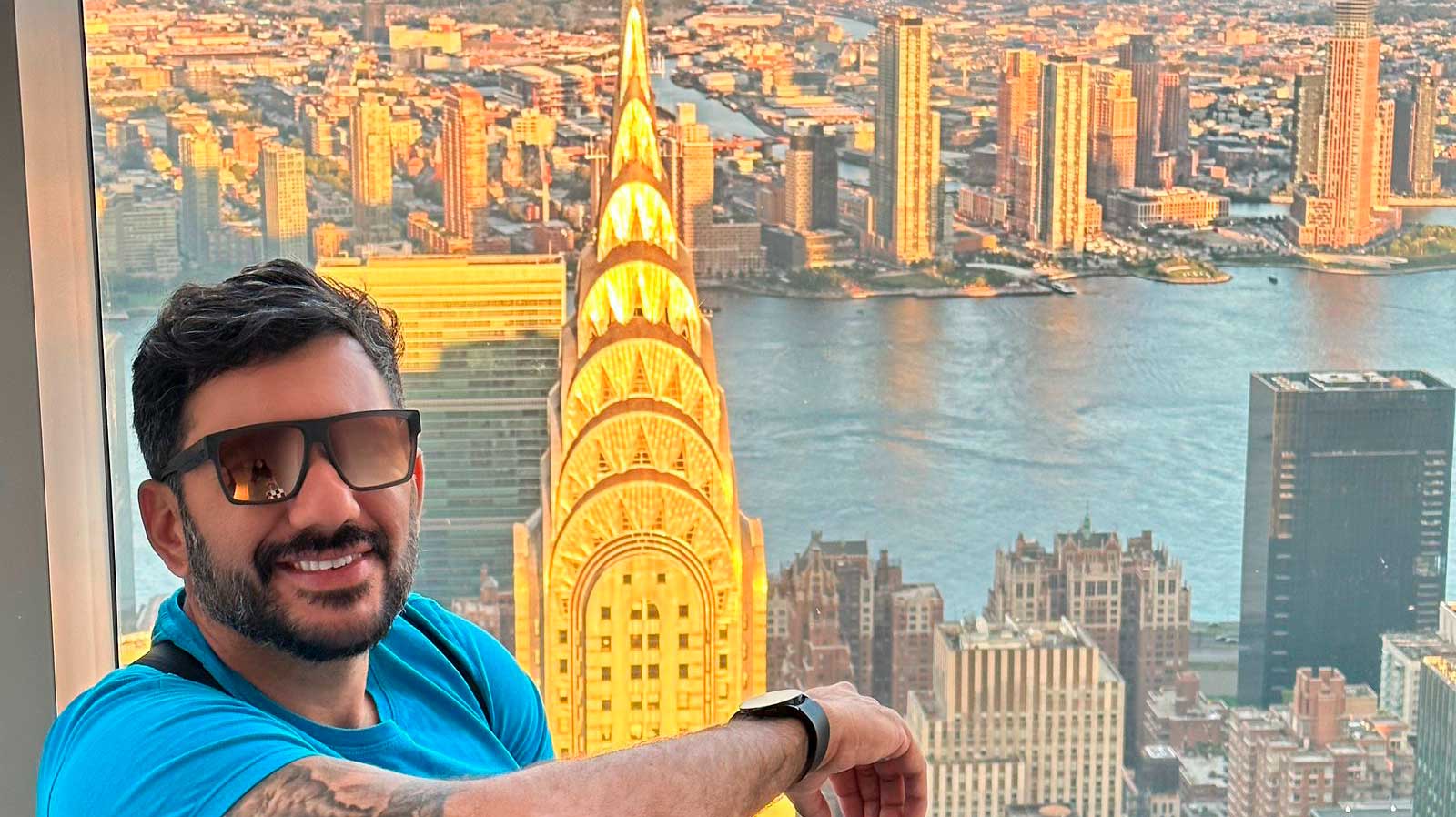 Vitor Vianna mostra a ponta do Empire State, em Nova York, nos Estados Unidos