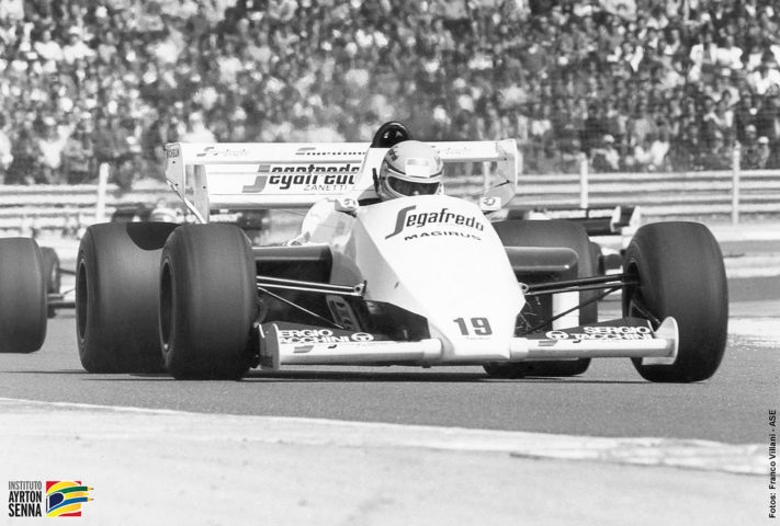 Senna começou sua carreira na Fórmula 1 em 1984 pela equipe Toleman, e em 1985 passou a correr pela Lotus, onde alcançou suas primeiras vitórias. Reprodução: Flipar