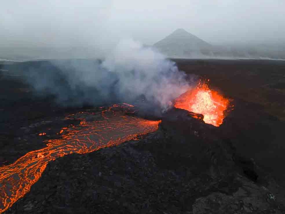 Segundo o órgão oficial de meteorologia da Islândia (Icelandic Meteorological Office), “todos os sistemas de monitoramentosão acompanhados de perto em tempo real, especialmente perto de Grindavik, em busca de quaisquer indicações de mudanças repentinas”. Reprodução: Flipar