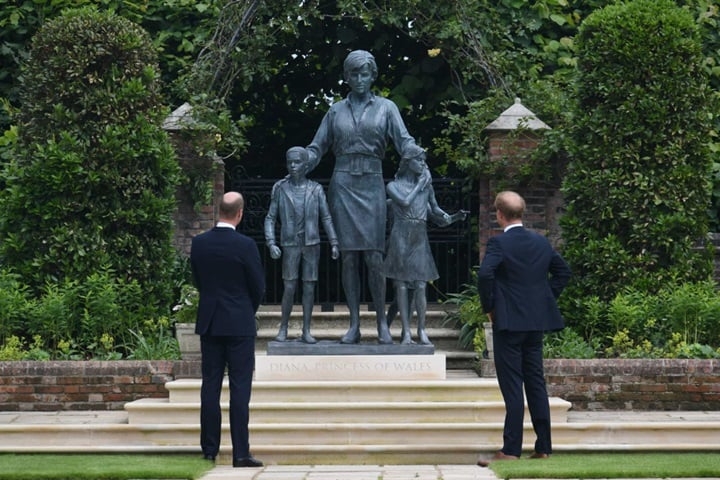 No Palácio de Kensington, em Londres, Inglaterra, há uma bonita estátua da Princesa Diana, falecida em 1997. Os filhos de Lady Di, os príncipes William e Harry, inauguraram a homenagem em 1° de julho de 2022.  Reprodução: Flipar