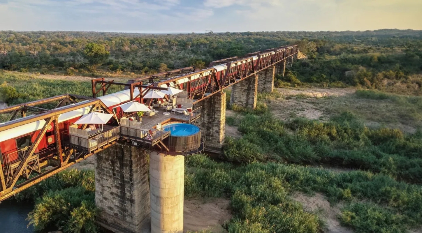 Trata-se do trem que virou hotel no Parque Nacional Kruger, em Skukuza. Uma iniciativa que está atraindo turistas pela curiosidade e pela beleza da paisagem.  Reprodução: Flipar