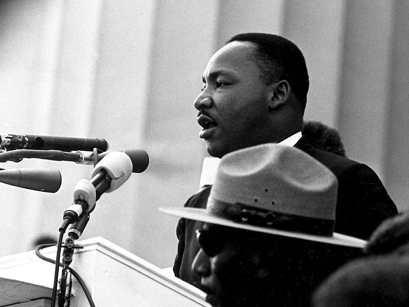 Nos anos 60, quando o fato aconteceu, os Estados Unidos viviam sob forte segregação racial e eram raros os estabelecimentos de ensino que permitiam pessoas de famílias negras estudando com brancos. 
 Reprodução: Flipar