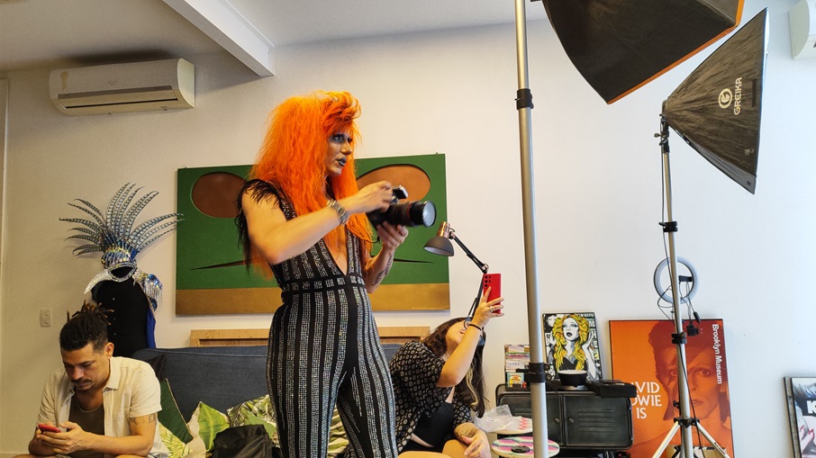 Betina Polaroid fotografando em seu estúdio