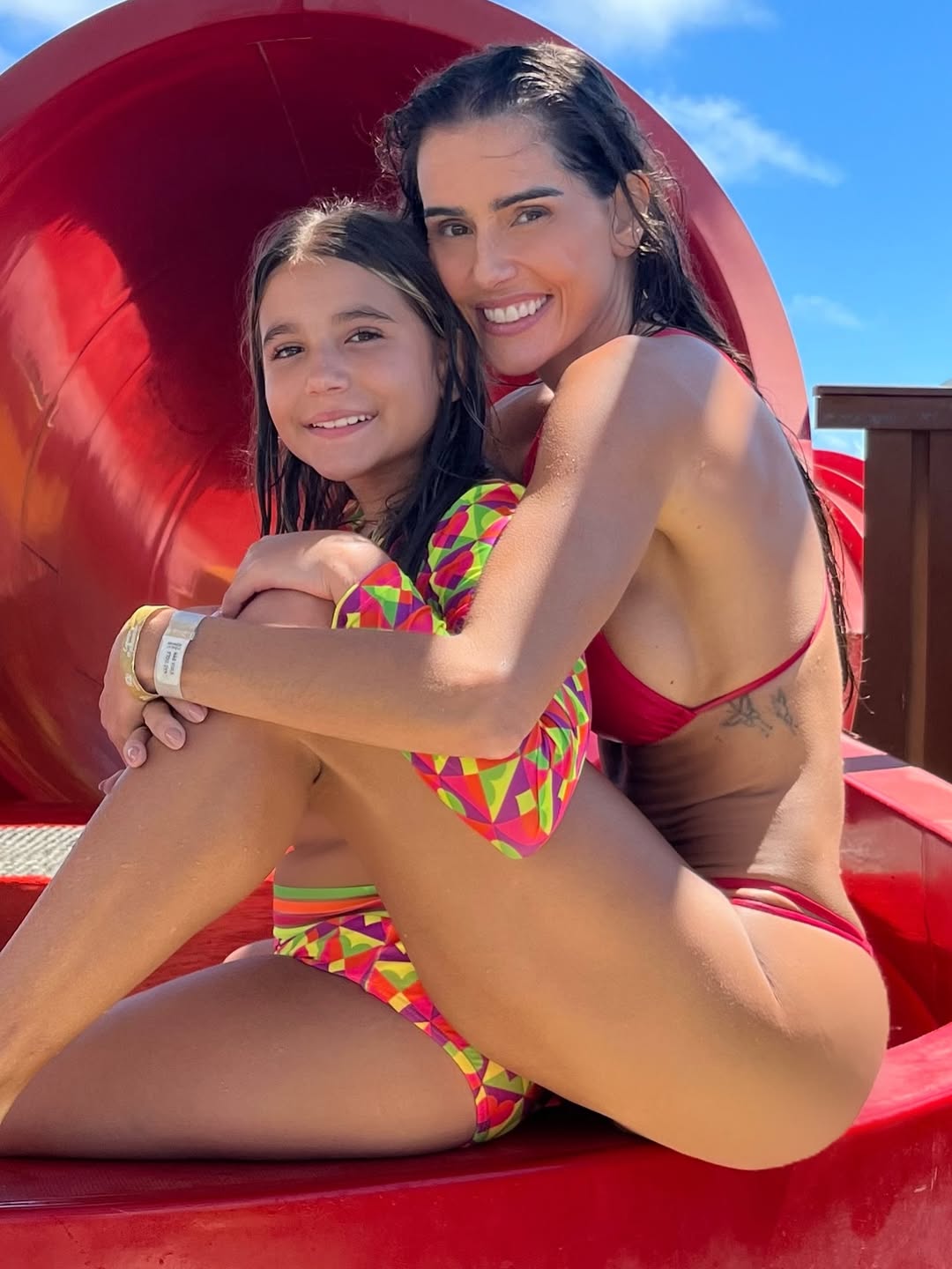 Deborah Secco e Maria Flor curtem momento mãe e filha. Foto: Reprodução Instagram @dedesecco