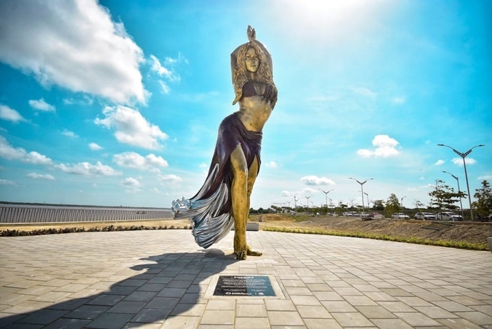 Shakira: Uma estátua de bronze de 5 toneladas e 6,5 metros de altura da cantora Shakira chama atenção na cidade de Barranquilla, na Colômbia, onde a artista nasceu. Reprodução: Flipar
