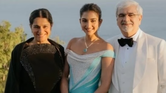 Radhika com os pais, os empresários Viren Merchant e Shaila Merchant Reprodução/Instagram