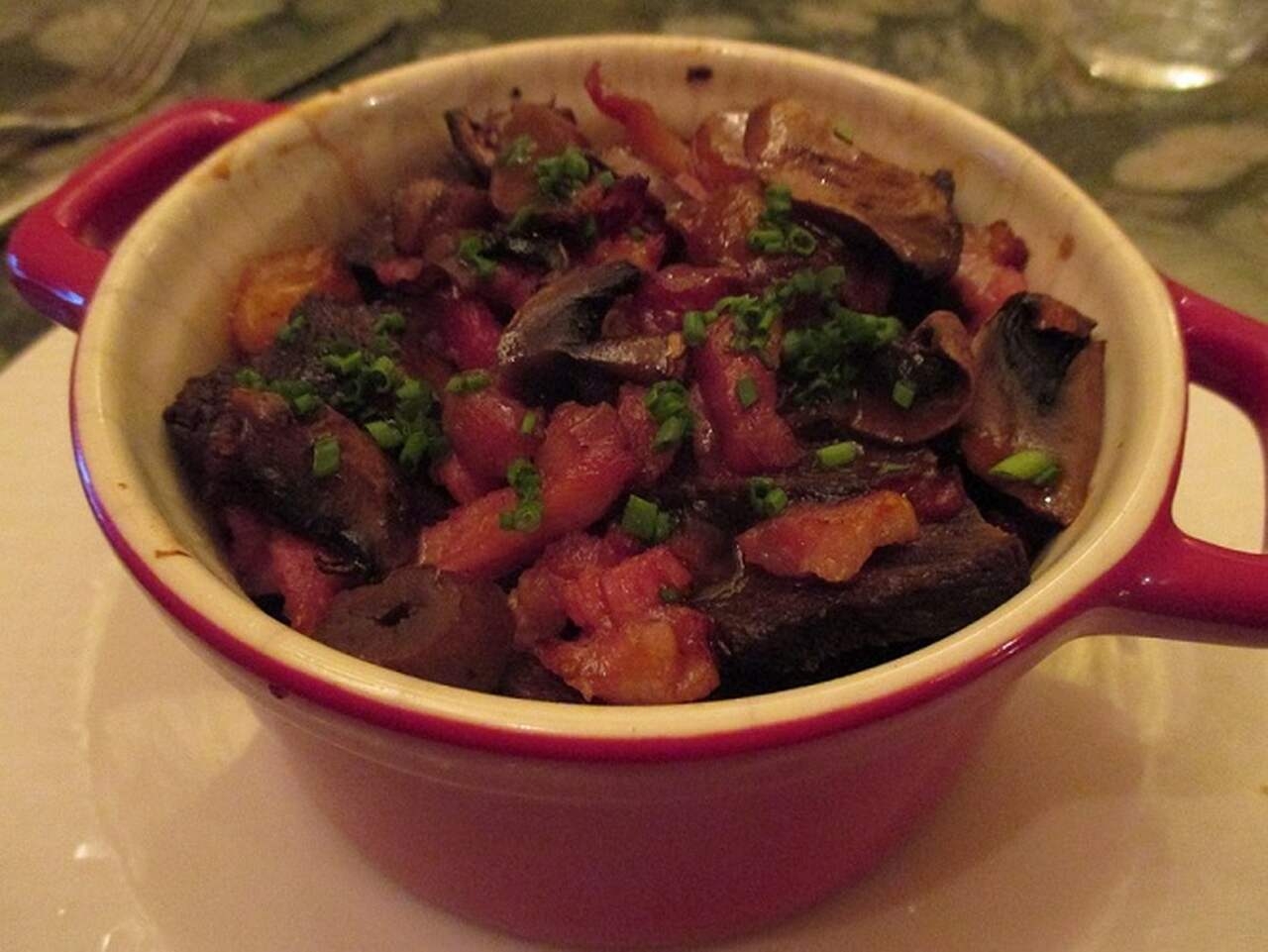 Boeuf Bourguignon - Um guisado de carne de boi cozido lentamente em vinho tinto, caldo de carne, cogumelos e cebolas Reprodução: Flipar