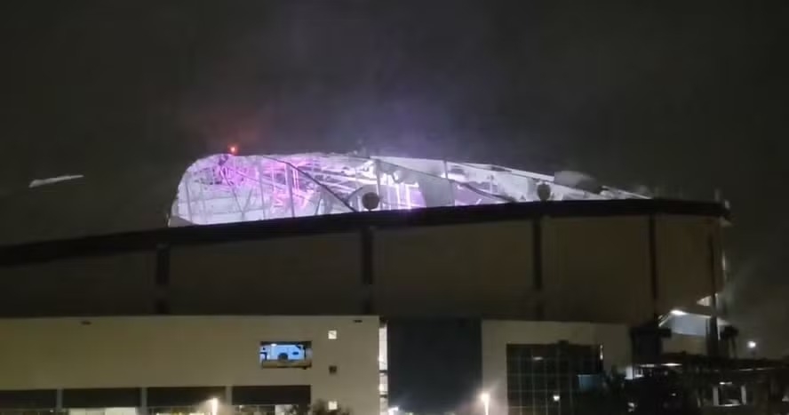 Uma imagem que foi bastante divulgada é a do estádio de Beisebol Tropicana Field, usado pelo Tampa Bay, que teve o teto arrancado pela força do furacão.  Reprodução: Flipar