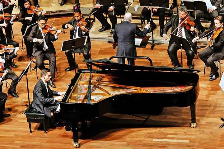Piano: Inventado na Itália por Bartolomeo Cristofori no século XVIII como evolução do cravo. Teclas acionam martelos que percutem cordas, criando sons variados em dinâmica e tonalidade. Reprodução: Flipar