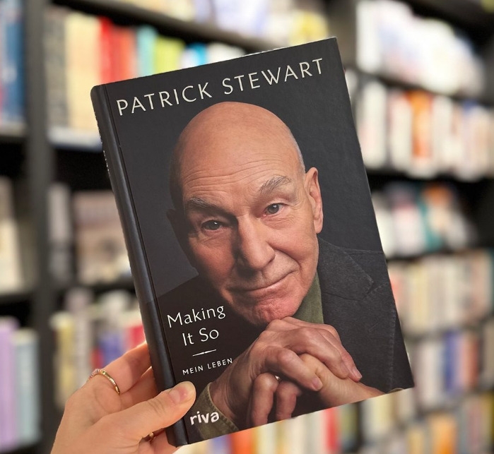 Em outubro de 2023, Patrick Stewart lançou a sua biografia. O livro “Making It So“ foi publicado pela editora Gallery Books , abordando histórias da vida pessoal e profissional do ator.  Reprodução: Flipar