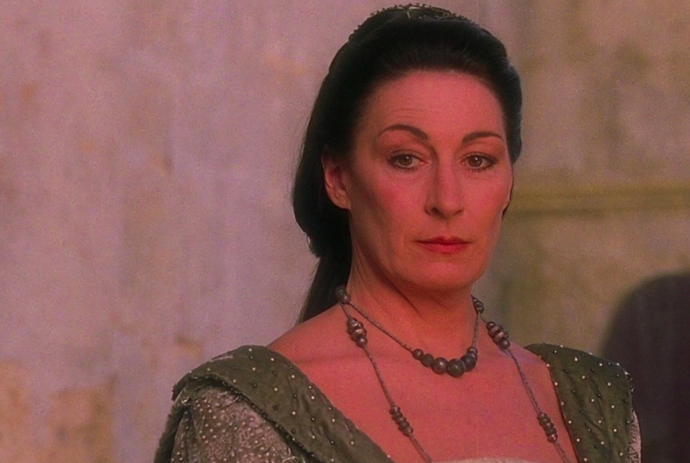 A eterna Morticia Addams, do clássico “A Família Addams”, deu vida à uma bruxa Rodmilla bem sombria em contraponto à doce Danielle (Drew Barrymore).