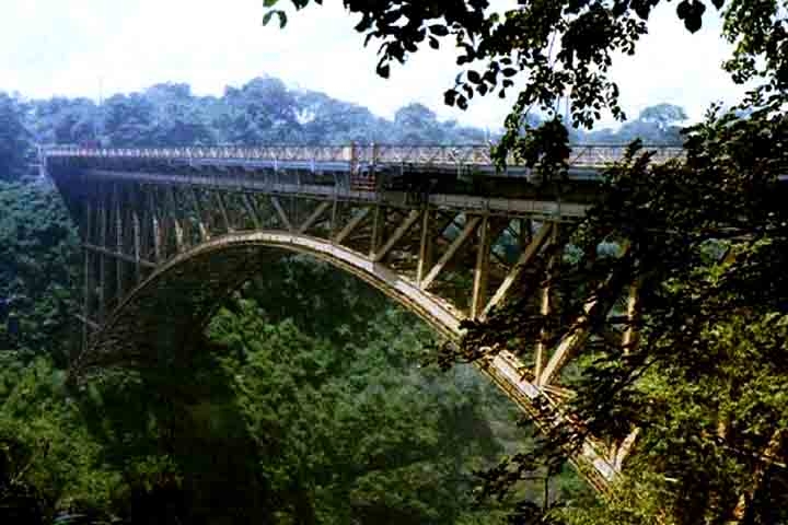 Ponte das Quedas Victória, Zimbábue e Zâmbia: Situada sobre o rio Zambezi, que conecta o Zimbábue com a Zâmbia, esta ponte é um lugar inesquecível para qualquer praticante de bungee-jumping. Fica a mais de 110 metros do chão, sentindo a água proveniente delas em seus rostos. Reprodução: Flipar