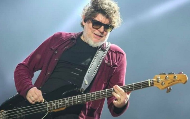Após realizar o procedimento para retirada do tumor, em setembro/24, ele voltou a se apresentar com a banda em um show realizado em São Paulo. Reprodução: Flipar