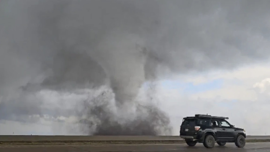 Tornados passaram, inclusive, por estradas em Nebraska, pondo em risco motoristas que passavam na hora da tempestade. Vídeos nas redes sociais mostram um tornado bem perto de carros que estão na estrada.  Reprodução: Flipar