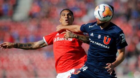 Guerrero disputa a bola durante a partida contra a Universidad de Chile