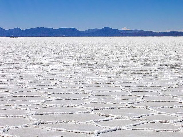 Salar de Uyuni (Bolívia) - Maior e mais alto deserto de sal do mundo, se estende por 10.582 km² e fica a uma altitude de 3.656 metros, perto da Cordilheira dos Andes. Surgiu quando os lagos pré-históricos evaporaram e formaram uma espessa crosta salgada. Astronautas da Apollo 11 disseram que, do espaço, o salar parece até uma geleira. 