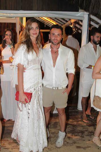 Ana Beatriz Barros, com Matheus Mazzafera, escolheu um look mais comportado . Foto: marcelo Sá Barreto/Agnews