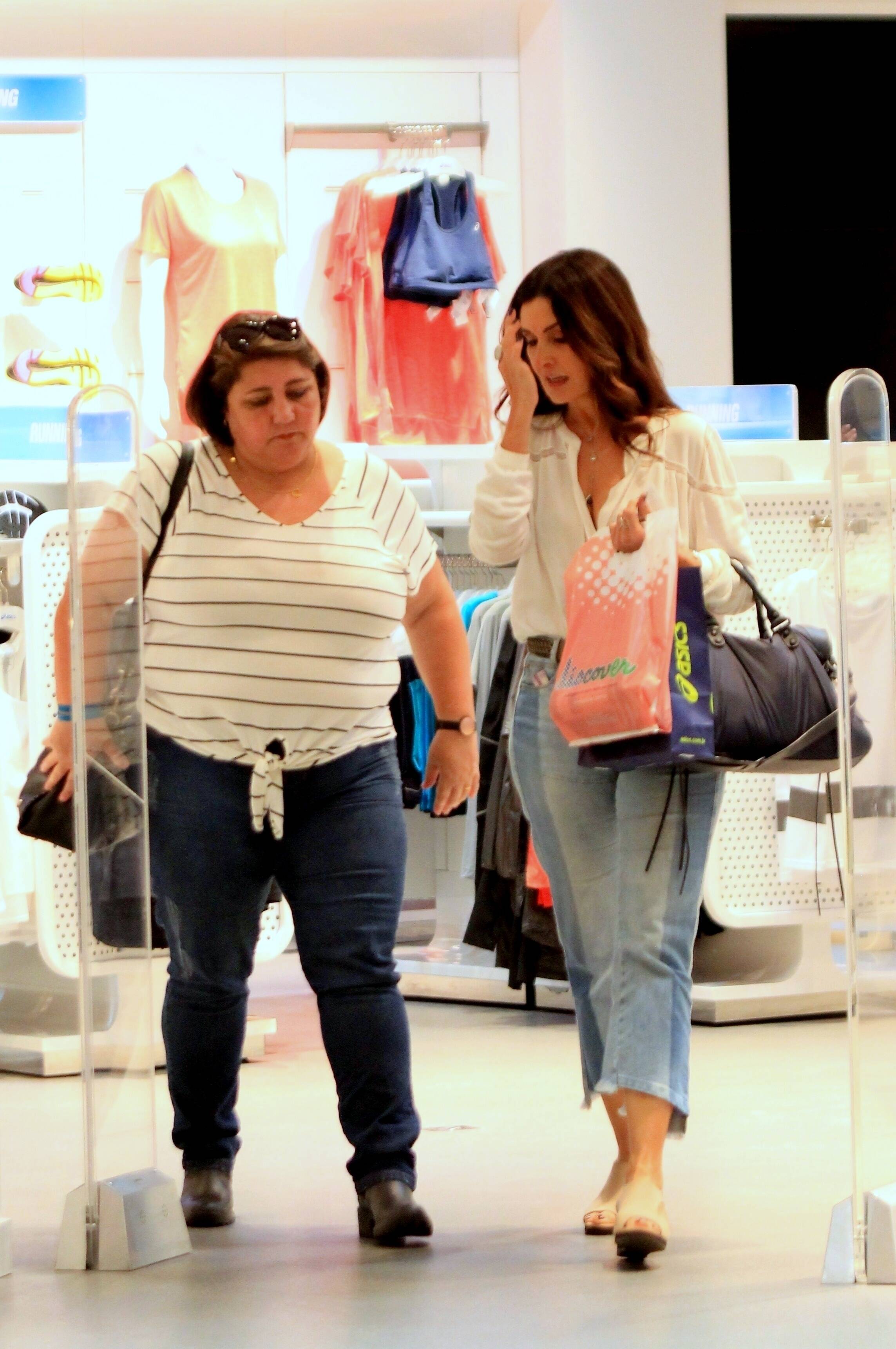 Fátima Bernardes é vista fazendo compras com amiga em shopping do Rio. Foto: Xico Silva / Agnews