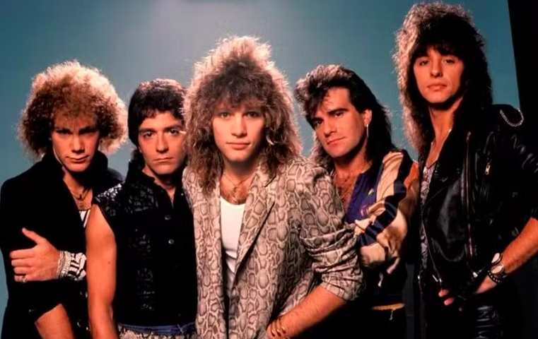 Em 1983, fundou o Bon Jovi, que se tornaria uma das bandas de rock mais icônicas do mundo, especialmente durante os anos 1980 e 1990. Reprodução: Flipar