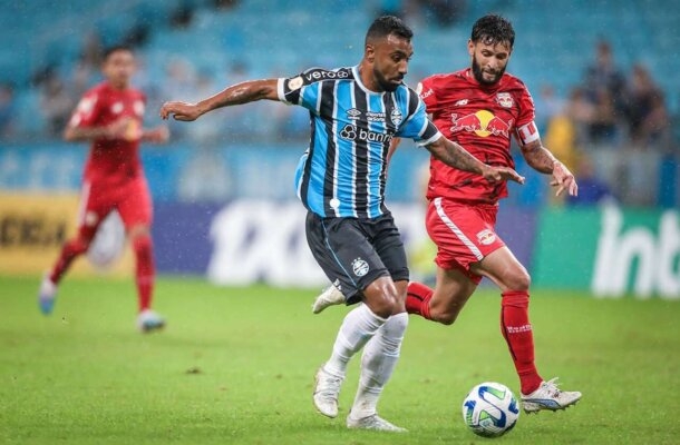 EVERTON GALDINO - Entrou no lugar de Carballo, também no intervalo, e foi a melhor entrada no Grêmio, com boa movimentação. No entanto, falhou no segundo gol do Inter - Nota 5,0 - Foto: Lucas Uebel/Gremio FBPA