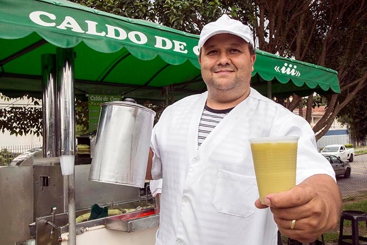 Além do açúcar, outros produtos derivados da cana incluem melaço, rapadura, rum, cachaça (bebida tradicional do Brasil), bagaço e etanol. Em algumas regiões, as pessoas usam palhetas de cana para fazer canetas, tapetes, telas e palha. Reprodução: Flipar