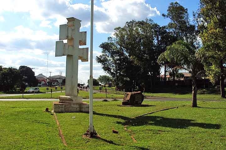 Cruz de Lorena – Possui duas barras horizontais e foi usada pelos franceses na Guerra dos Cem Anos. Representa resistência e liberdade, sendo adotada pela Resistência Francesa na Segunda Guerra Mundial.
 Reprodução: Flipar