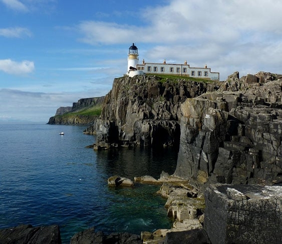 Farol de Neist Point, Escócia - Fica na Ilha de Skye, maior do arquipélago das Hébridas. Construído em 1900, situa-se à beira de gigantescas falésias.  Reprodução: Flipar