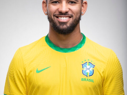 DOUGLAS LUIZ - O apoiador substituiu o zagueiro Gabriel Magalhães  aos 36 do segundo tempo.  Tentou dar  velocidade aos passes. Sem efeito. NOTA 5,0 - Foto: Lucas Figueiredo/CBF
