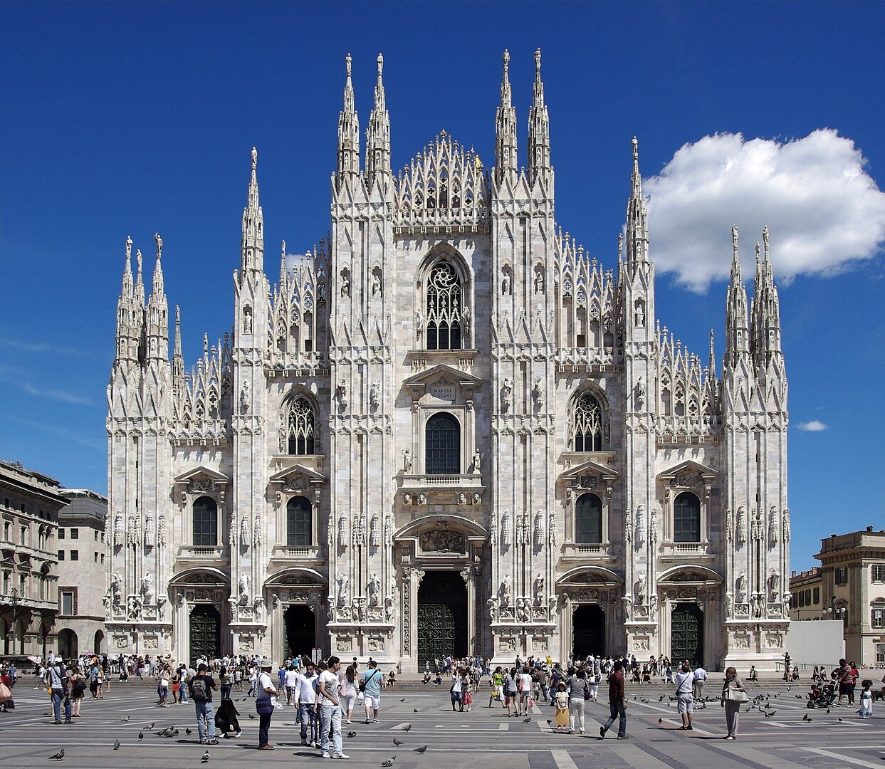Catedral de Milão, na Itália. Construída a partir de 1386 até o século 20.  Curiosamente, a inauguração da forma completa como é hoje ocorreu apenas em 1965.  Reprodução: Flipar