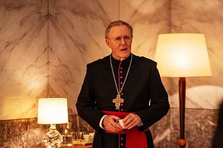 No filme, ele interpreta o cardeal Joseph Cardinal Tremblay, que disputa no conclave a sucessão do Papa que acaba de morrer. 
 Reprodução: Flipar
