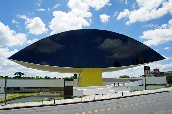 Museu Oscar Niemeyer (Curitiba):  Conhecido como Museu do Olho por causa da sua arquitetura única, leva o nome do arquiteto mais famoso do Brasil, foi inaugurado em 2002 e tem como foco as artes visuais, a arquitetura e o design. Tem projeção internacional.  Reprodução: Flipar
