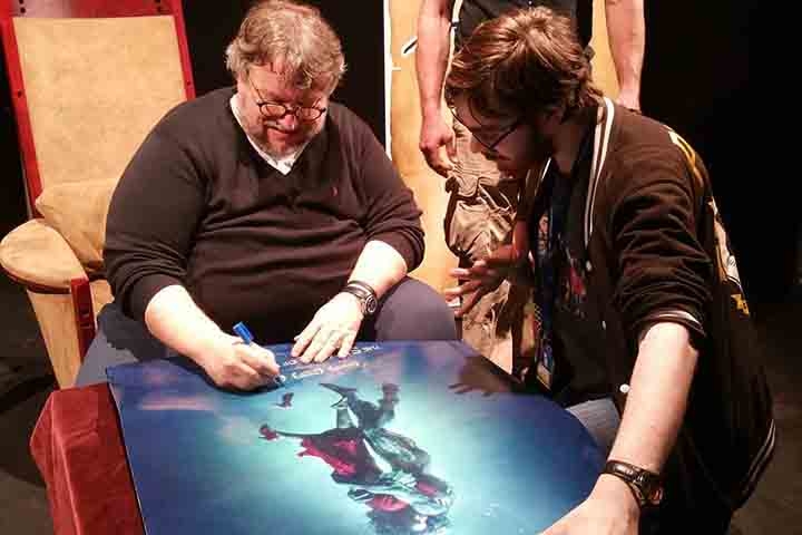 Em 1993, Del Toro dirigiu seu primeiro longa, “Cronos”, que foi um sucesso de crítica e venceu nove prêmios no México, além de conquistar o Grande Prêmio da Semana da Crítica no Festival de Cannes. 
 Reprodução: Flipar