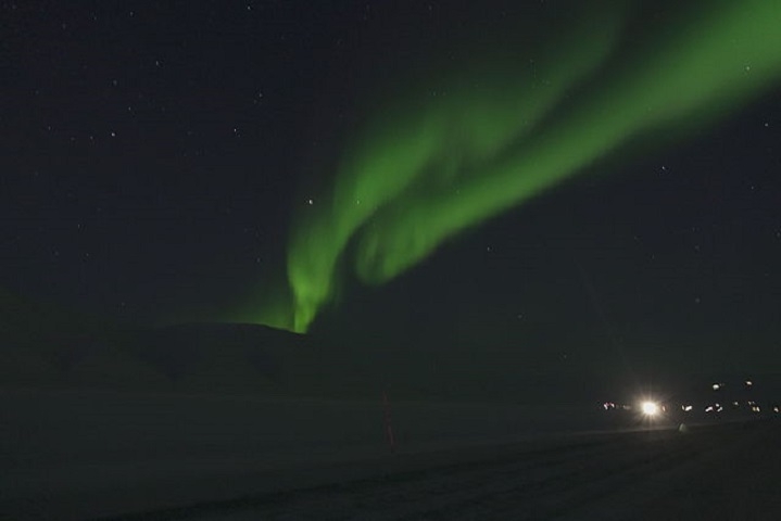 Por mais que também aconteçam durante o dia, as auroras boreais são mais facilmente visíveis à noite, mediante a ausência de luz natural.