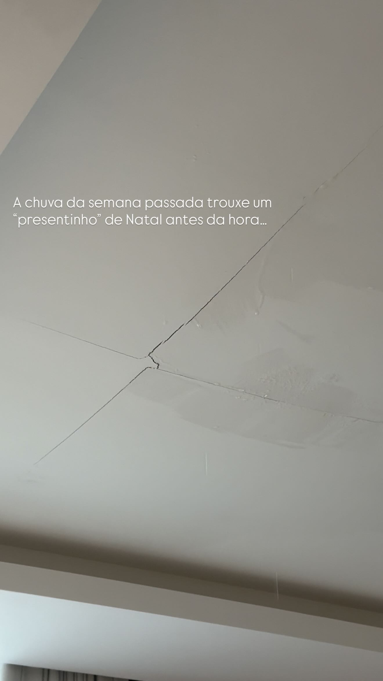 Amanda Kimberlly expõe teto com infiltração. Foto: Reprodução/ Instagram @akimberllya