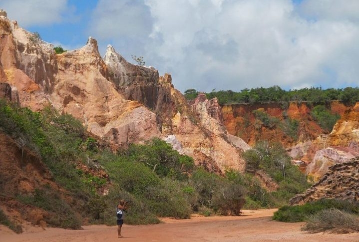 Cânion de Coqueirinho: É um conjunto de falésias rochosas que se estendem por aproximadamente 300 metros ao longo da costa. Fica localizado na praia de mesmo nome, no município de Conde, no estado da Paraíba. Reprodução: Flipar