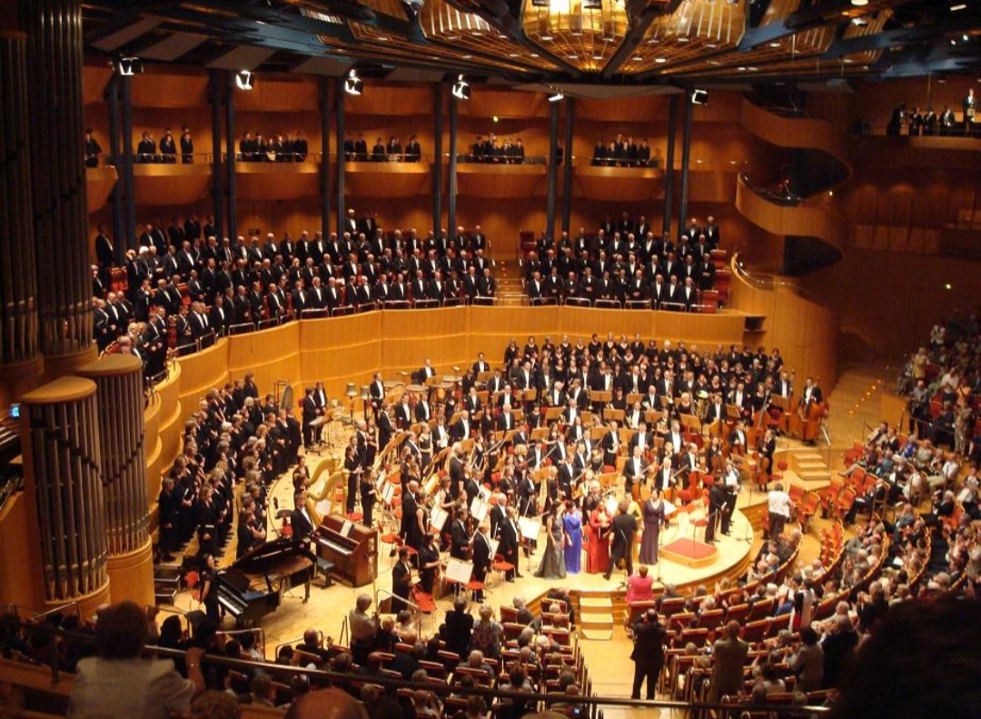 Para os interessados em espetáculos de música clássica, a cidade alemã oferece a Ópera de Colônia, teatro inaugurado em 1957.

 Reprodução: Flipar